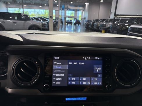 Used 2022 Toyota Tacoma TRD Off-Road image 44