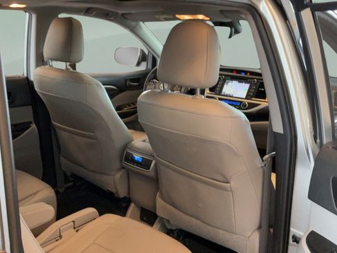 Used 2019 Toyota Highlander Limited FWD image 48