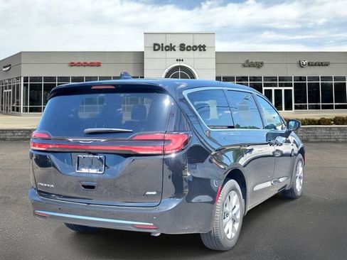 New 2027 Chrysler Pacifica Select AWD/4WD image 5