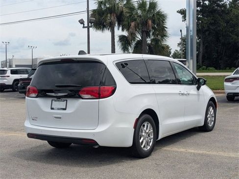 New 2026 Chrysler Voyager LX image 9