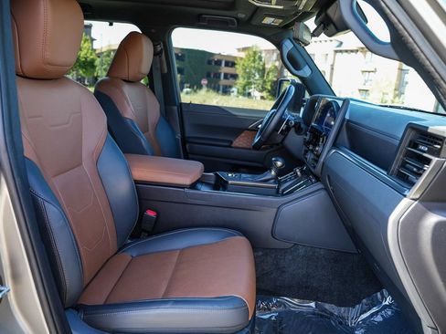 Used 2024 Lexus GX 550 w/ Accessory Package (2T) AWD/4WD image 16