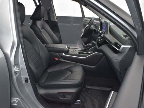 Used 2024 Toyota Highlander XLE image 25