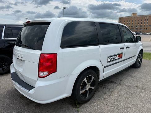 Used 2016 Dodge Grand Caravan American Value Package w/ UConnect Hands-Free Group FWD image 18