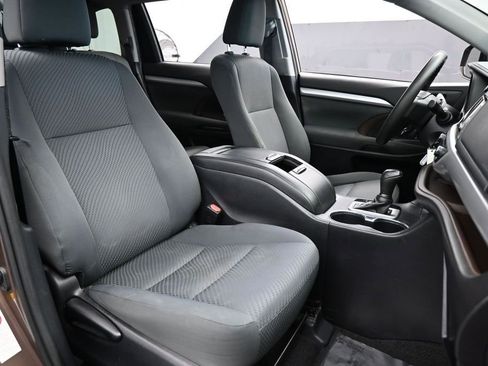 Used 2019 Toyota Highlander LE FWD image 43