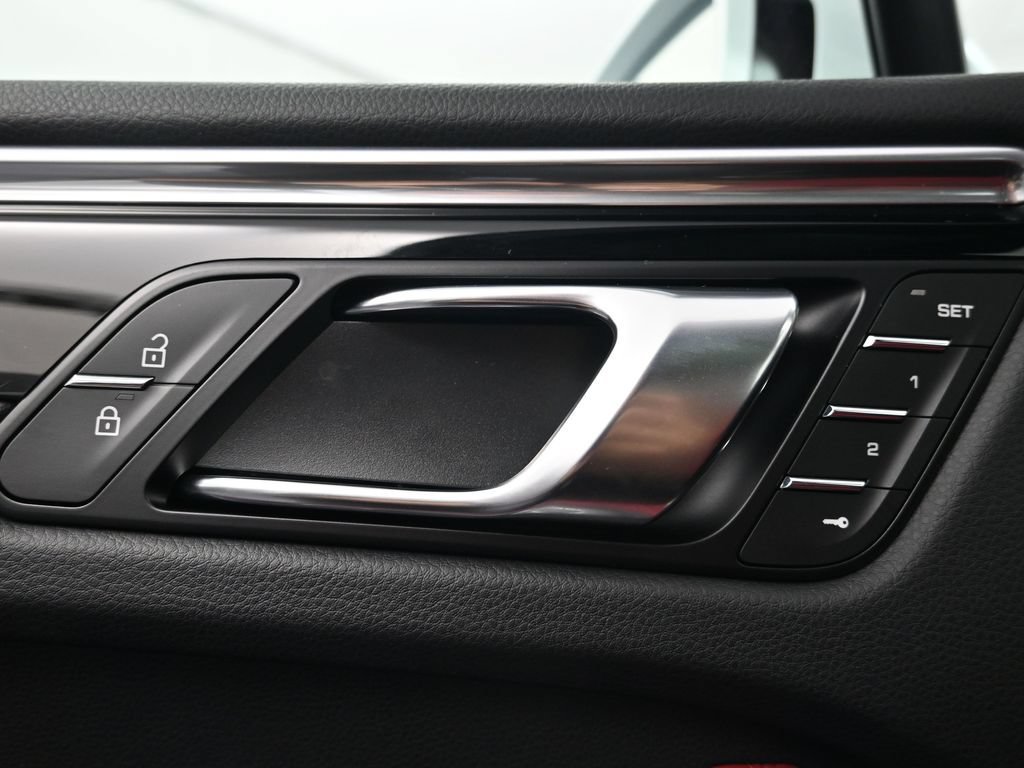 Used 2026 Porsche Macan AWD/4WD image 18