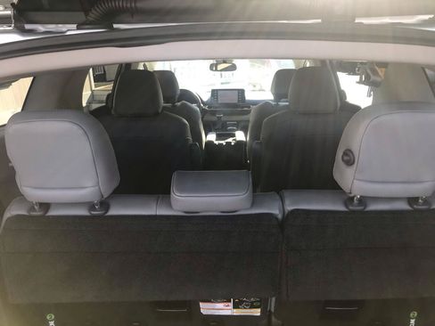 Used 2022 Toyota Sienna XLE FWD image 8