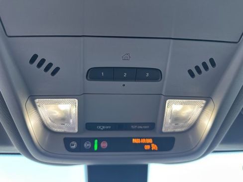 Used 2024 GMC Terrain SLT image 31