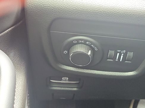 Used 2025 Jeep Grand Cherokee Laredo w/ Luxury Tech Group I RWD image 28