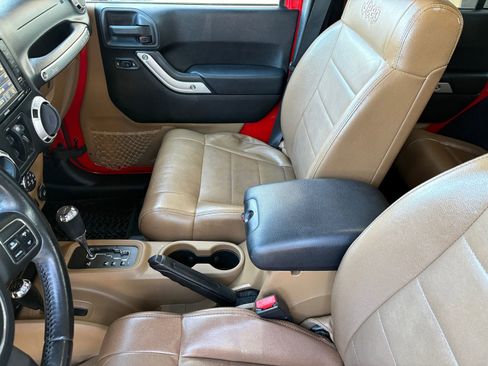 Used 2012 Jeep Wrangler Unlimited Sahara w/ Connectivity Group AWD/4WD image 31
