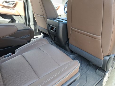 Used 2024 Chevrolet Tahoe High Country image 11