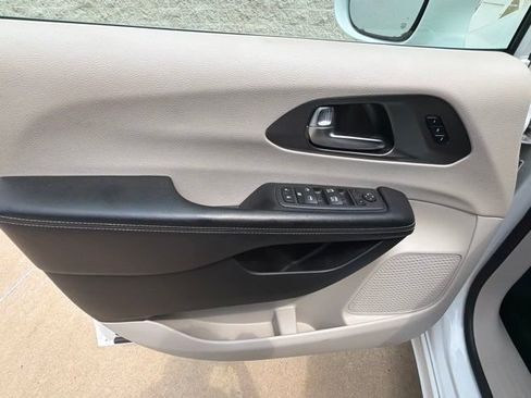 Used 2022 Chrysler Pacifica Touring-L FWD image 18