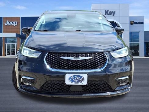 Used 2024 Chrysler Pacifica Limited FWD image 8