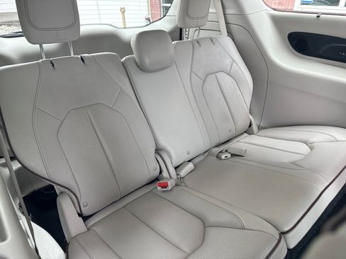 Used 2020 Chrysler Pacifica Limited FWD image 16