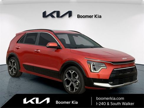 Used 2023 Kia Niro SX Touring image 3