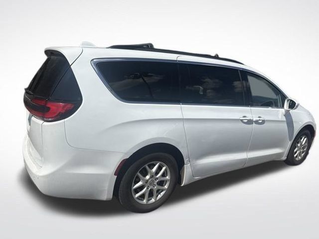 Used 2022 Chrysler Pacifica Touring-L FWD image 4