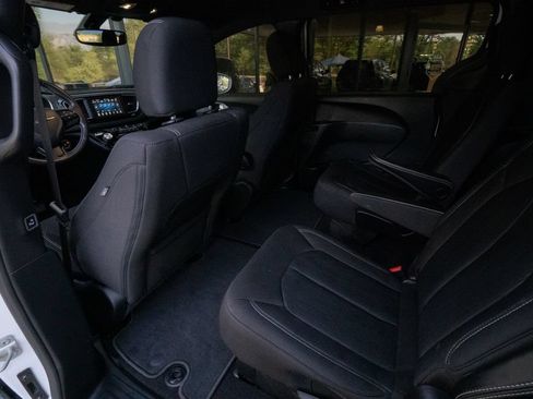 Used 2020 Chrysler Pacifica Touring w/ S Appearance Package FWD image 17