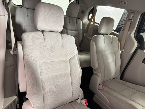 Used 2014 Dodge Grand Caravan SXT w/ UConnect Hands-Free Group FWD image 19