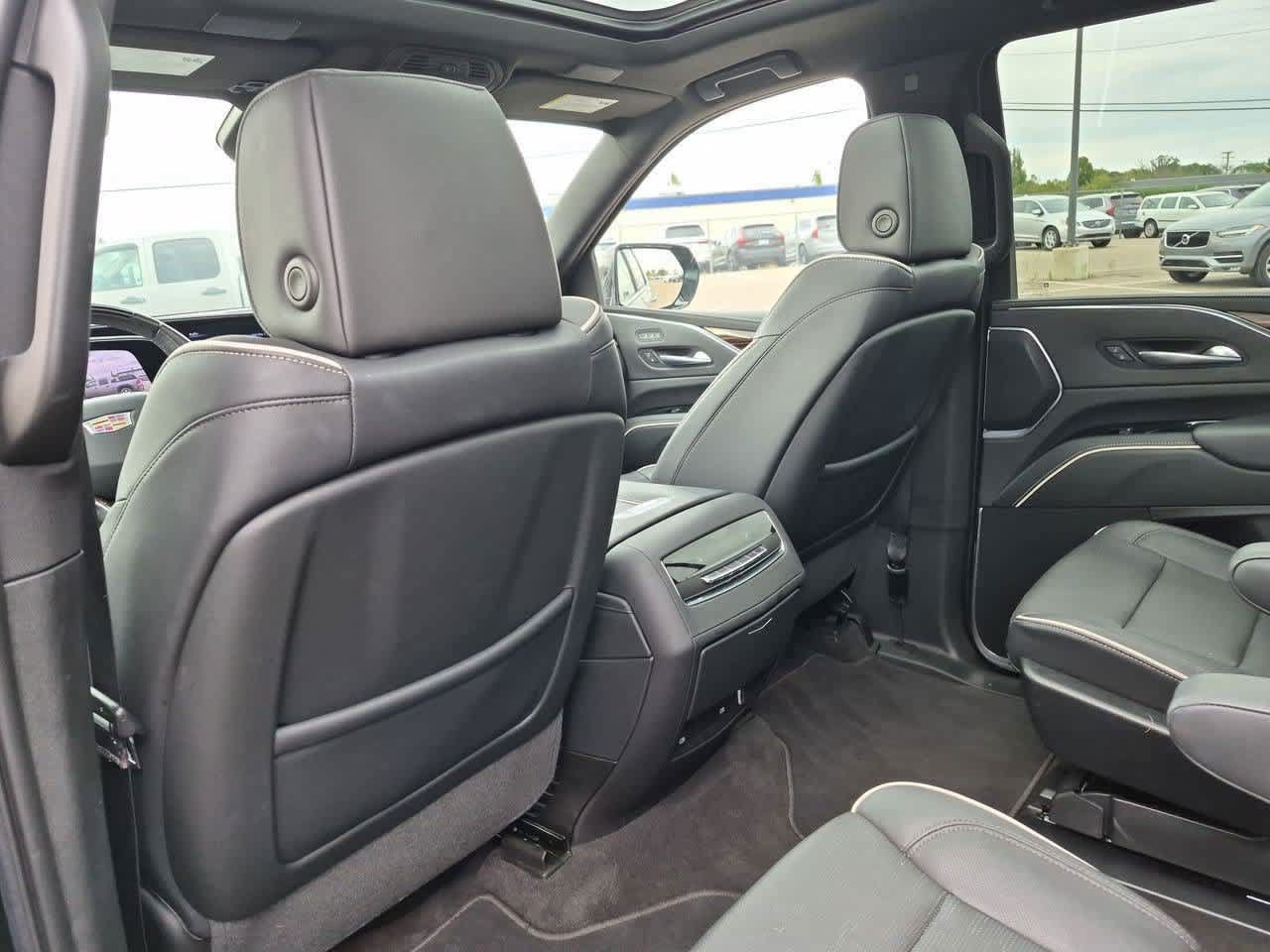 Used 2023 Cadillac Escalade Premium Luxury AWD/4WD image 18