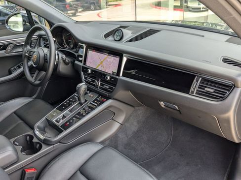 Used 2025 Porsche Macan image 27