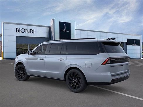 New 2026 Lincoln Navigator L Reserve w/ Jet Appearance Package AWD/4WD image 4