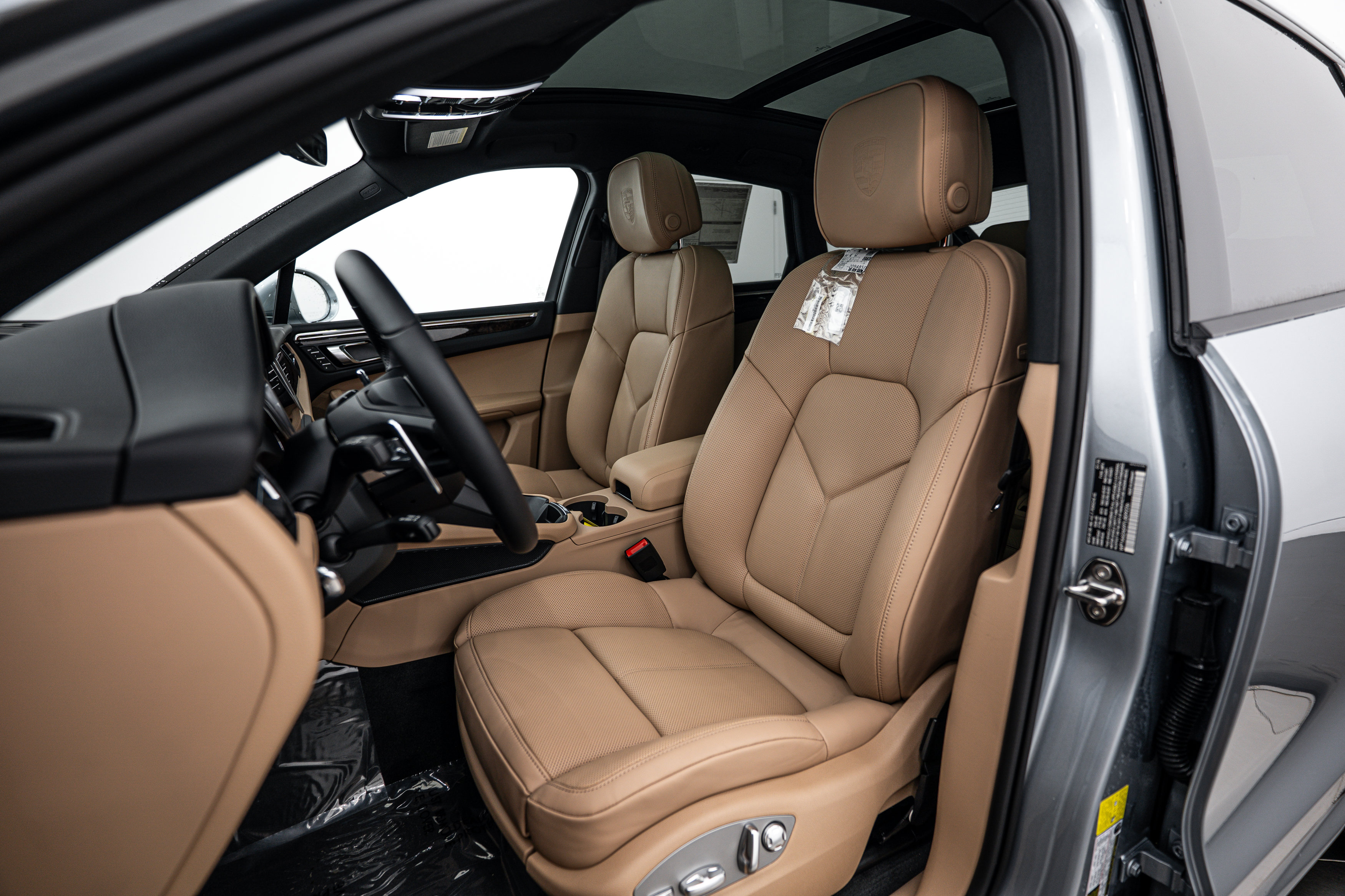 Certified 2026 Porsche Macan AWD/4WD image 5