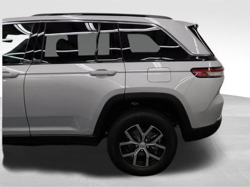 Used 2025 Jeep Grand Cherokee Limited image 22