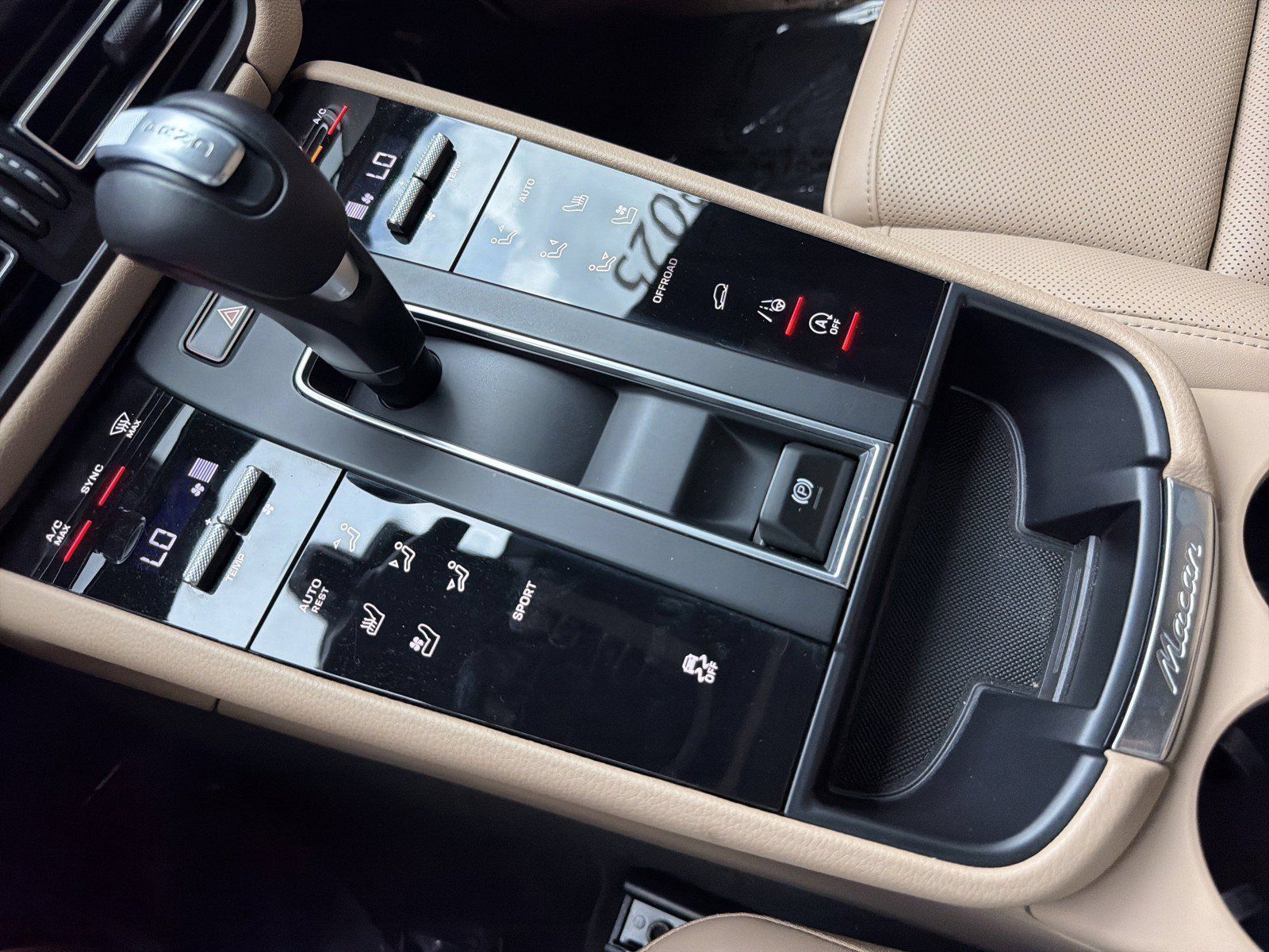 Used 2025 Porsche Macan Turbo AWD/4WD image 27