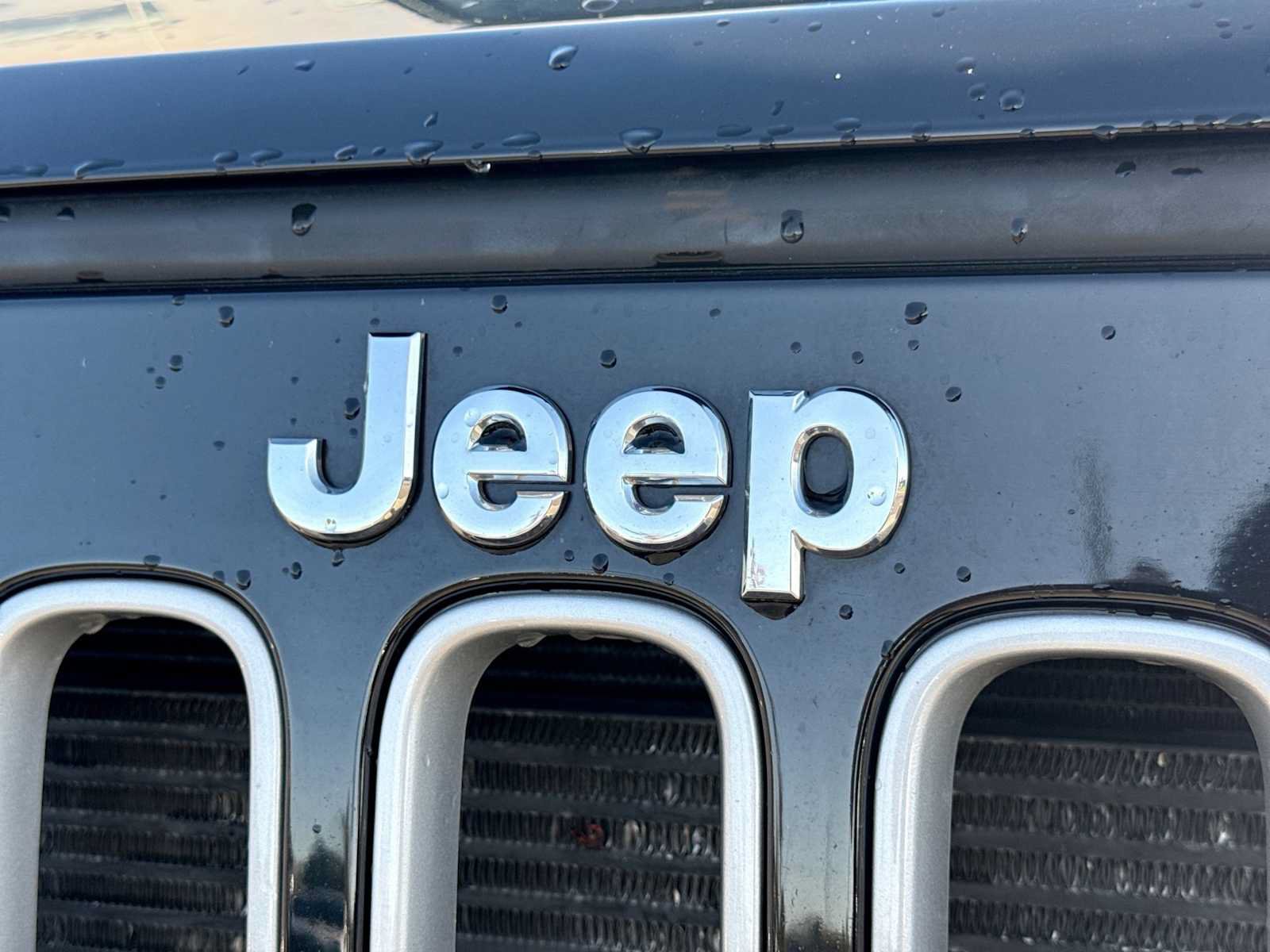 Used 2018 Jeep Wrangler Unlimited Sahara w/ Connectivity Group AWD/4WD image 12