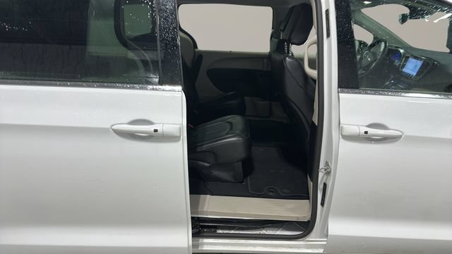 Used 2024 Chrysler Pacifica Touring-L FWD image 28