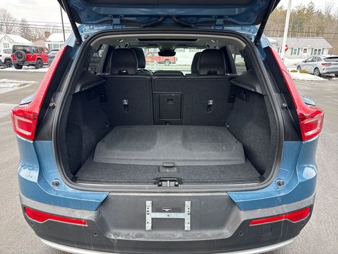 Used 2025 Volvo XC40 B5 Core image 21