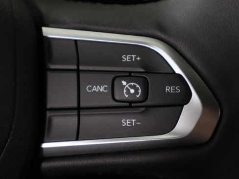 Used 2025 Jeep Compass Latitude AWD/4WD image 39