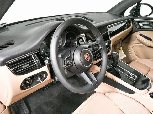 Certified 2025 Porsche Macan image 4