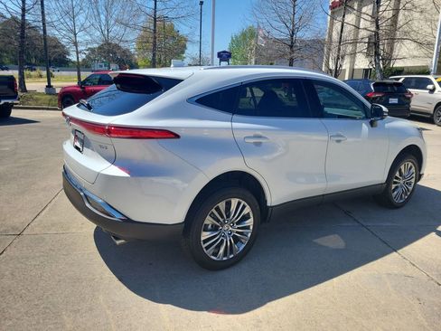 Used 2023 Toyota Venza XLE image 7