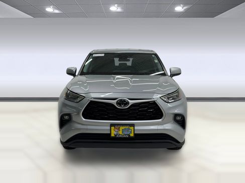 Used 2020 Toyota Highlander LE AWD/4WD image 5