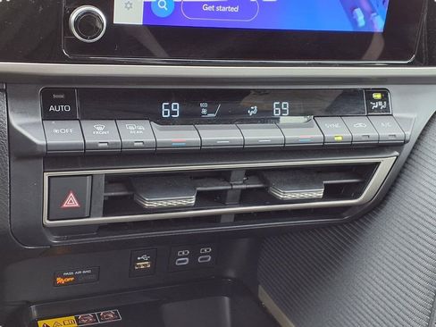 Used 2025 Toyota Camry SE image 13