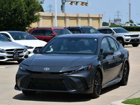 Used 2026 Toyota Camry SE FWD image 2