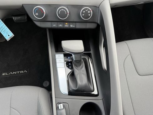 Certified 2025 Hyundai Elantra SE image 22