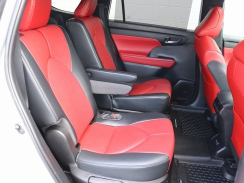 Used 2022 Toyota Highlander XSE image 11