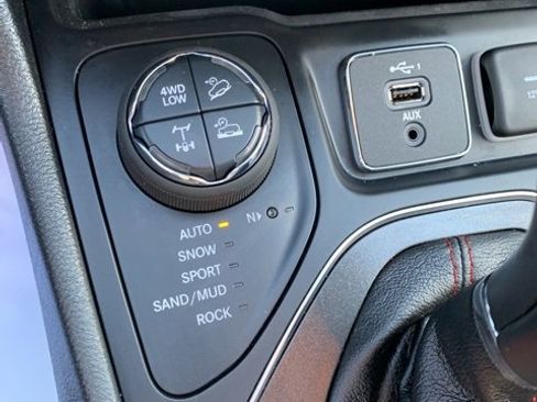 Used 2020 Jeep Cherokee Trailhawk w/ Comfort/Convenience Group image 16