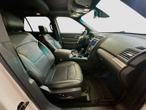 Used 2017 Ford Explorer Limited w/ Equipment Group 301A AWD/4WD image 33