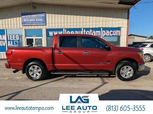 Used 2019 Nissan Titan SV w/ SV Convenience Package image 2
