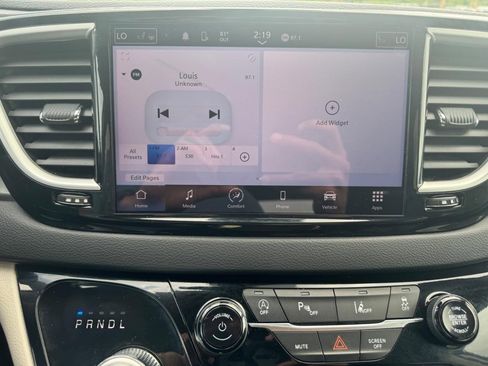 Used 2024 Chrysler Pacifica Touring-L image 23