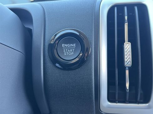 New 2025 Ford Expedition Active image 5