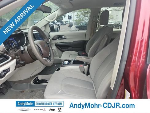 Used 2017 Chrysler Pacifica Touring FWD image 6