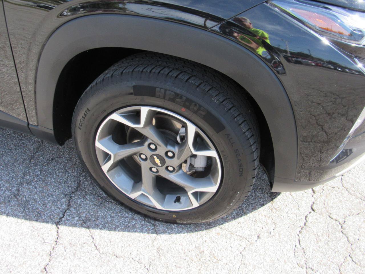 Used 2025 Chevrolet Trax LT FWD image 36