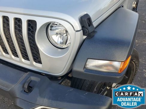 Used 2023 Jeep Gladiator Sport image 18