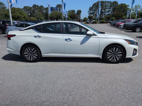Used 2023 Nissan Altima 2.5 SV w/ SV Premium Package FWD image 2