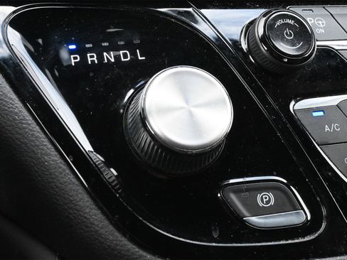 Used 2021 Chrysler Pacifica Limited w/ Uconnect Theater Family Group image 14