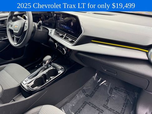 Used 2025 Chevrolet Trax LT FWD image 8
