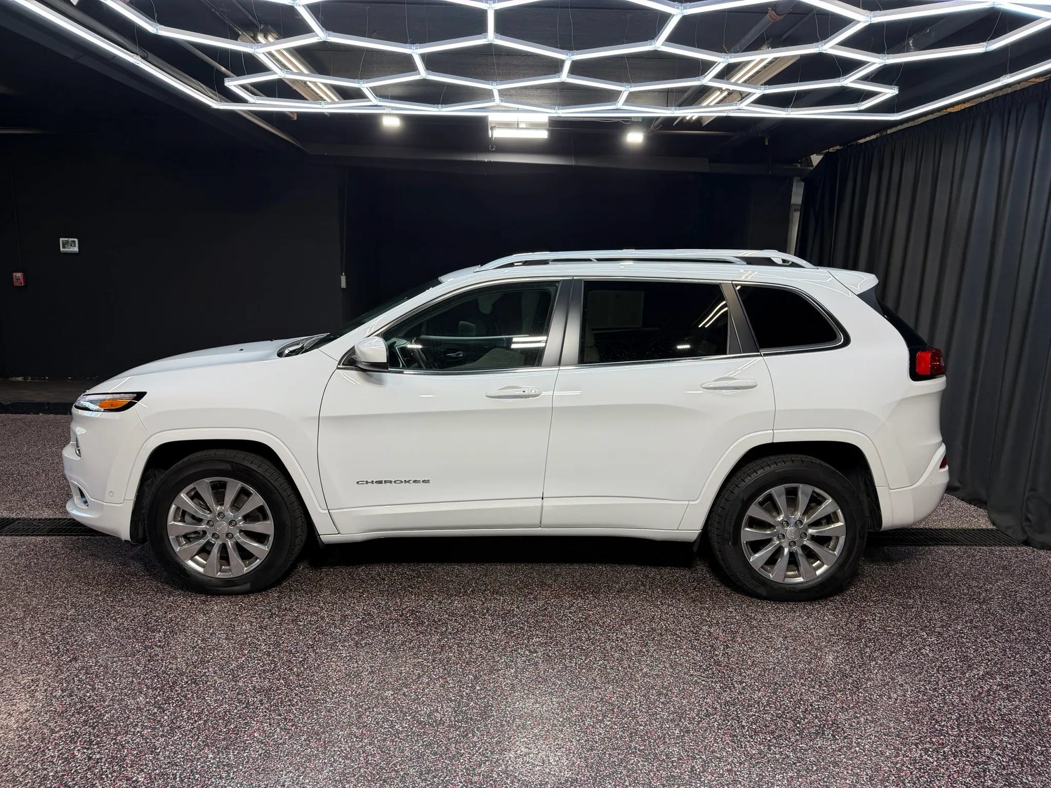 Used 2017 Jeep Cherokee Overland w/ Technology Group AWD/4WD image 5